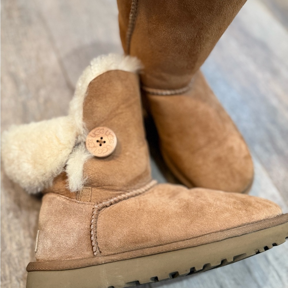 Ugg Bailey Button II women's size 6- chestnut